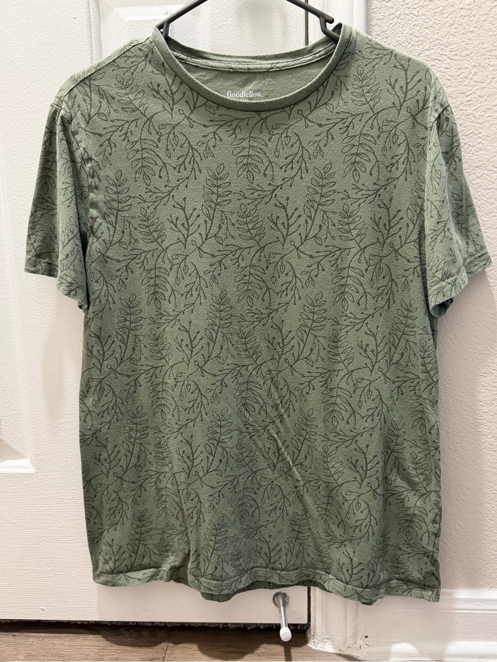 Goodfellow & Co Olive Green Leaf-Print Crewneck Tee